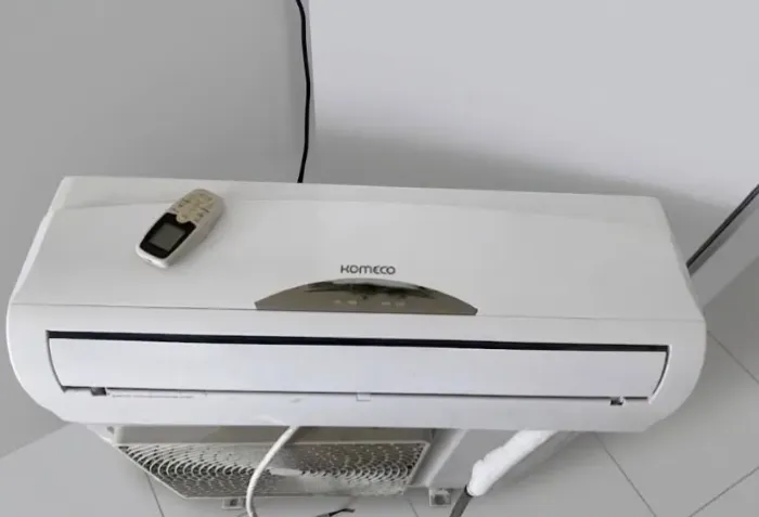 Ar condicionado Komeco 12.000 BTU/h.