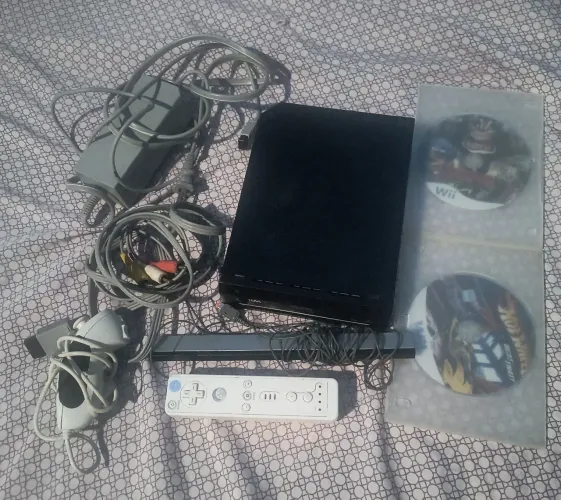 Nintendo Wii preto com controle e dois jogos