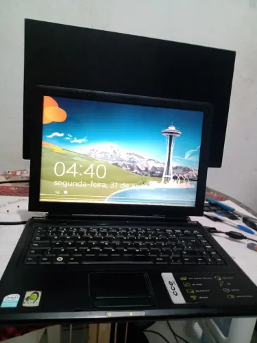 Notebook WN funcionando perfeitamente com avaria tela com pequenas linhas.embaixo da tela