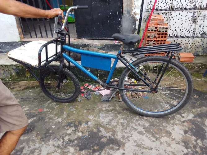 Cargueira boa de uso pra fazer entrega de águas e comidas pra vender logo preço bom chama 