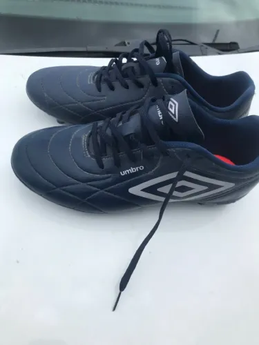 Vendo chuteira de campo da umbro usada duas vezes tamanho 41/42 nova