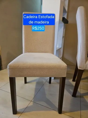 Cadeira Estofada de Madeira