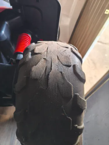 Quadriciclo infantil elétrico peg perego com problema na bateria
