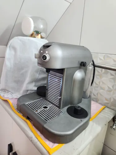 Cafeteira nespresso grande maestria