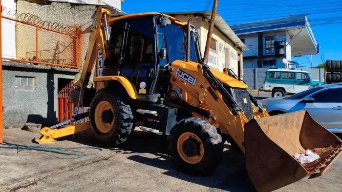 Retroescavadeira JCB 3CX 4x4- 6.700h - Oportunidade