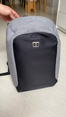 Mochila UP preta e cinza