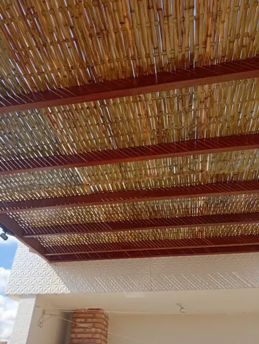 Pergolados de madeira com forro de bambu e cobertura de acrílica 