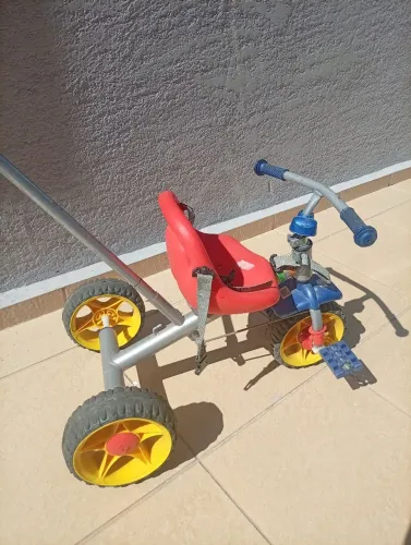 Triciclo infantil com empurrador e cinto de segurança 