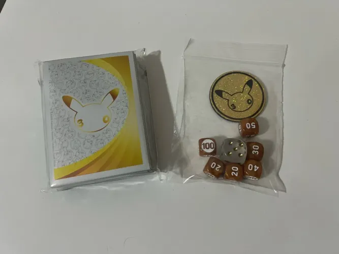 Sleeves e Dados coleção Pokemon 30 anos