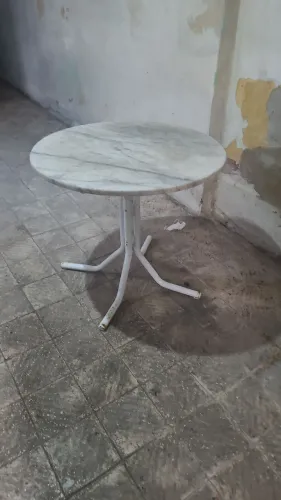 VENDO MESA COM BASE DE FERRO E TAMPO DE MÁRMORE BRANCO