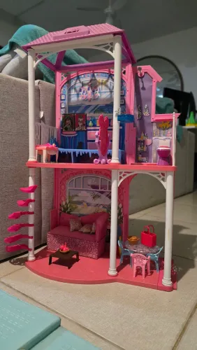 Casa da Barbie com móveis e boneca