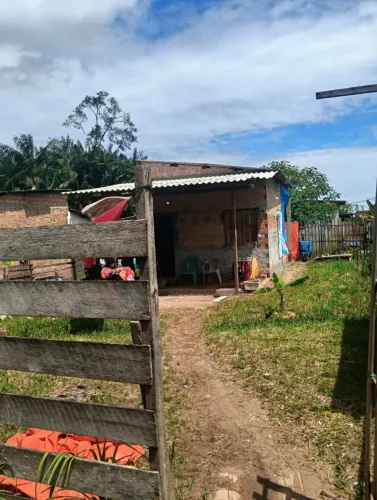 Vendo casa no final fa oito de maio perde parada de ônibus, escola,mercadinho,feira bem lo
