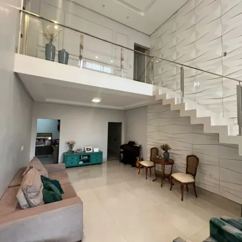 Sobrado à venda com churrasqueira, 5 quartos, armários e espaço amplo em Rio Verde - GO