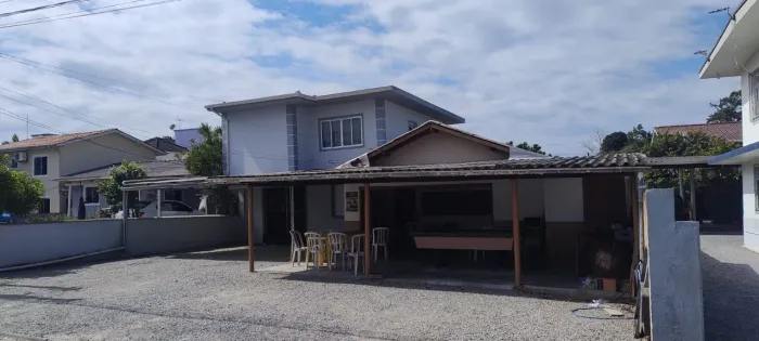 Vende-se Casa no bairro Aririu