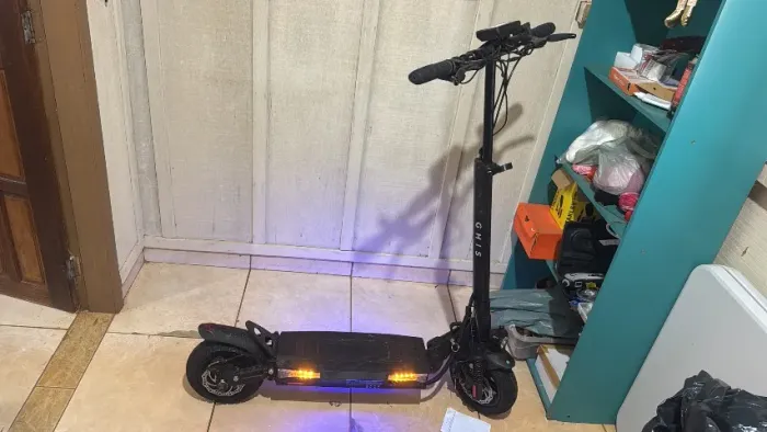 Moto elétrica da GENS 10,com autonomia de 100 km .