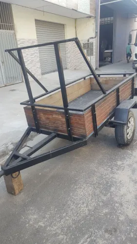 Vendo está carretinha pronta pra trabalhar medidas 2 10cm por 102cm leia todo anúncio.