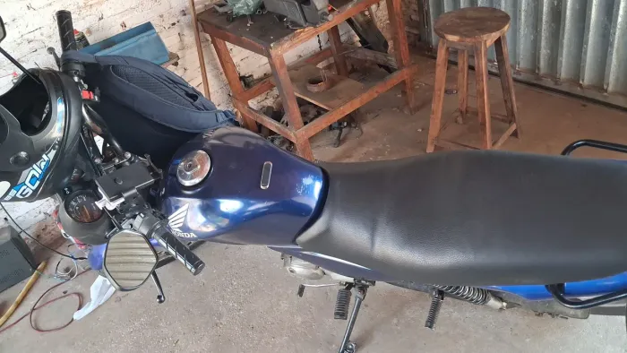 Vende-se uma titan 150 job 2004 modelo 2005