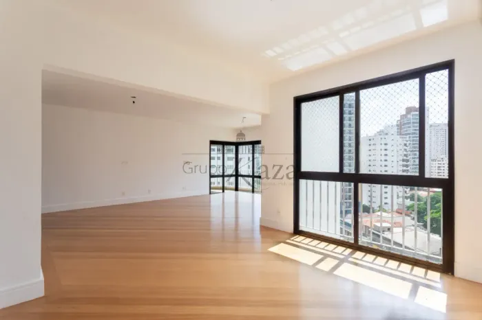 Apartamento - Moema - 3 Suítes - 177m².