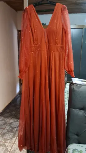 Vendo vestido de festa usado somente 1×,vestegg ou g1 46/48 possui bojo e fenda ,150 reais