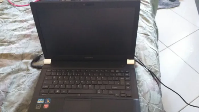 Notebook Toshiba I7 8gb ssd 240 kingston Amd Radeon 1 gb Brinde