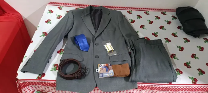 Kit terno slim cinza e acessórios.