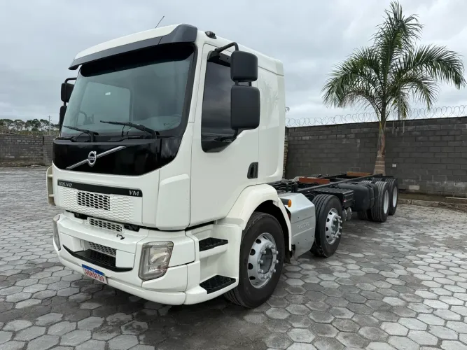 Volvo VM 330 8x2 2018 automático