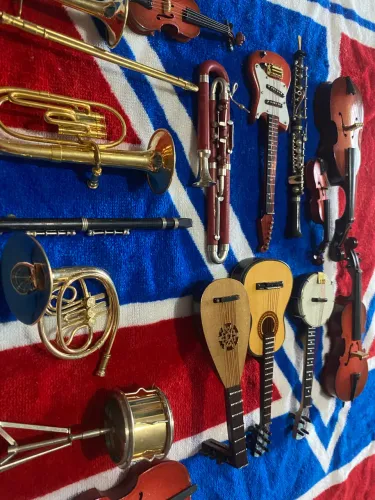 Vendo Miniatura de instrumentos musicais ?..