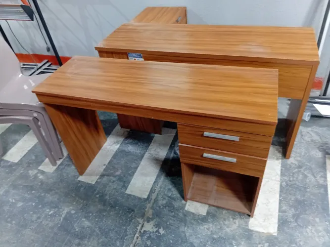 Vendo 1 biro e 3 cadeiras com 3 mesea de uso