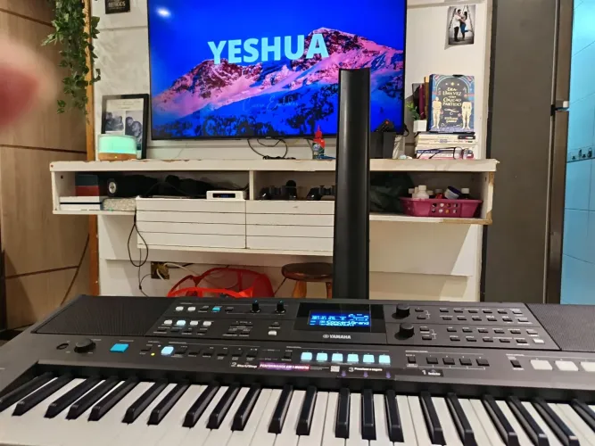 Vendo um teclado psr e483 semi novo 