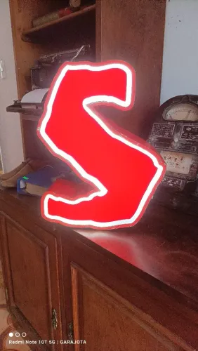Luminoso letra "S". Altura 44cm. Profundidade 12cm. 190,00