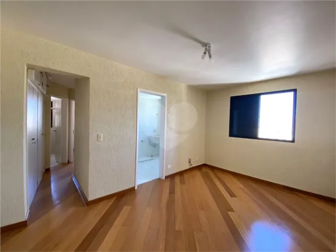 Apartamento de 01 dormitório com 1 vaga de garagem.