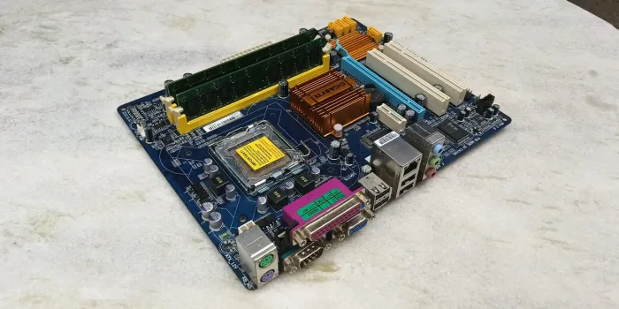 Placa Mãe c/ duas memórias DDR 2