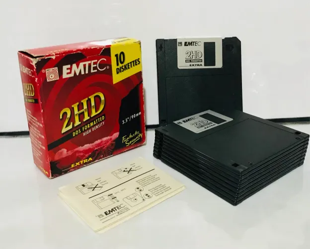 Caixa com 10 disquetes EMTEC 2HD-3.5?/90mm(antigos e nunca usados!)