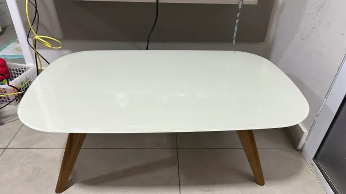 Mesa de centro off-white com base em freijó 90cm x 55cm x 34,5cm 