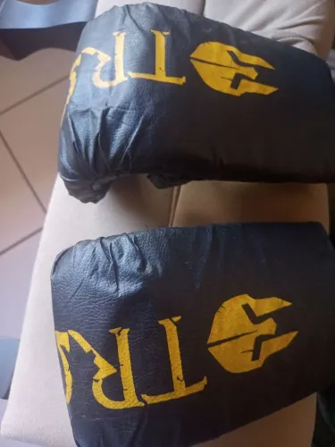 Vendo um par luva de boxe.