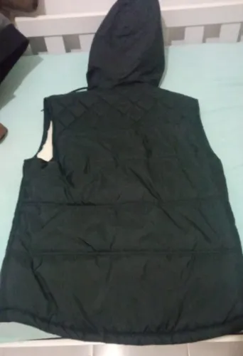 Colete Puffer Masculino com capuz e Forro de Pelúcia