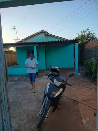Casa com quintal ,2 quartos, área bem estruturada no fundo