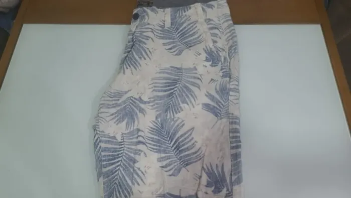 Bermuda Maritimo em linho misto floral tam 46 branco com flores azuis