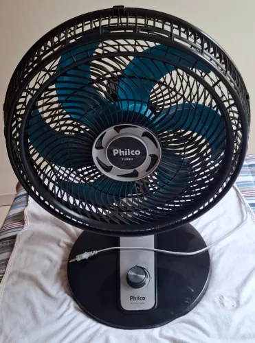 Ventilador de mesa, 40 cms, marca Philco Turbo, oscilante, hélice de 6 pás, 3 veloc