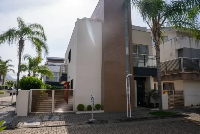 Casa Triplex de Alto Padrão no Recreio Piscina e Infraestrutura de Condomínio.
