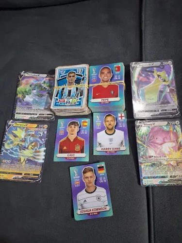 Figurinhas da copa de 2022 e cartinha de pokemon