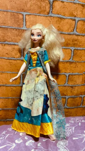 boneca musical da Elsa do filme Frozen 2 da Hasbro