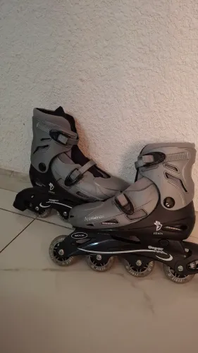 roller fenix cinza com acessórios de proteção na cor rosa