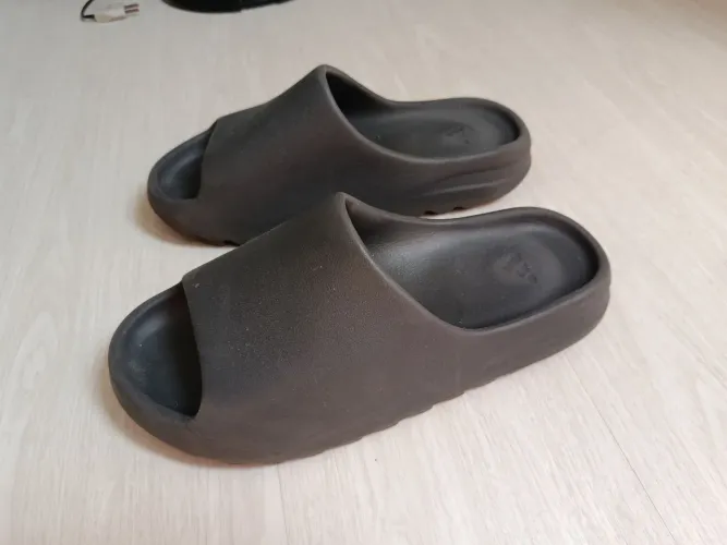 Chinelo yezzy