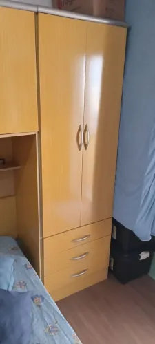 Armário com 2 portas e 3 gavetas