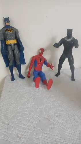 Bonecos (Homem aranha e batman e pantera negra)