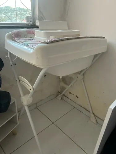 Banheira com suporte e trocador