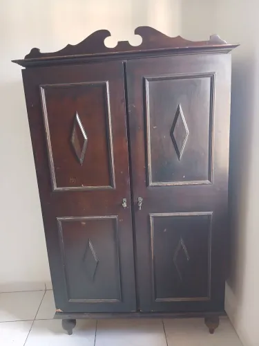 Guarda roupas armário retrô vintage  marrom escuro  2 portas medieval madeira maciça 