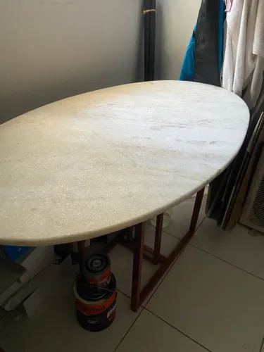 Mesa oval de granito