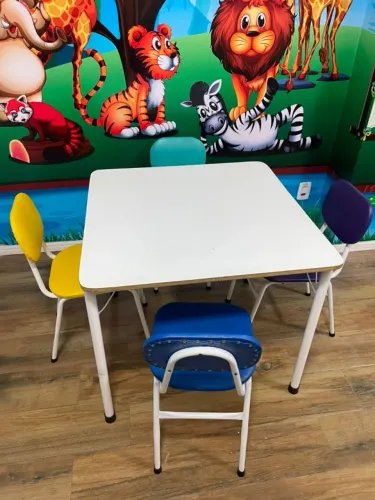 Conjunto de mesa infantil com 04 cadeiras
